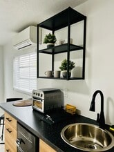 911 NW 39th Ct in Miami, FL - Foto de edificio - Building Photo