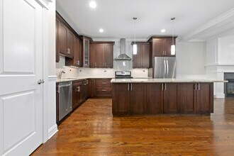 1322 W Grand Ave, Unit 2 in Chicago, IL - Building Photo - Building Photo