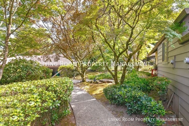 9809 SW 49th Ave in Portland, OR - Building Photo - Building Photo