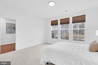 13725 Aviation Pl in Herndon, VA - Building Photo - Building Photo