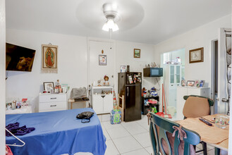 2120 SW 5th St in Miami, FL - Building Photo - Interior Photo