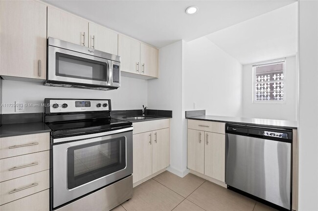 910 West Ave, Unit 0933 in Miami Beach, FL - Building Photo - Building Photo