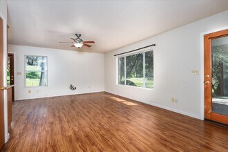51708 Rd 426 in Oakhurst, CA - Building Photo - Building Photo