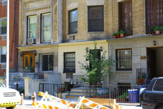 221 West 70th Street in New York, NY - Building Photo - Building Photo