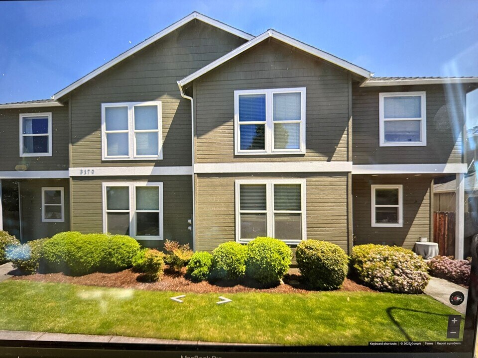3170 Juniper Ridge Dr in Medford, OR - Building Photo