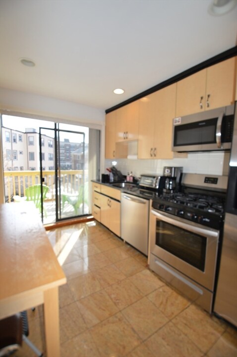 1714 Commonwealth Ave, Unit 6 in Boston, MA - Building Photo