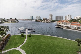 250 Park Shore Dr in Naples, FL - Building Photo - Building Photo