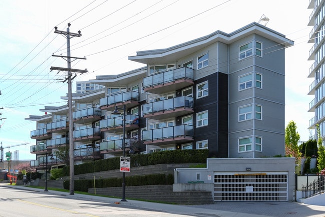 528 Como Lake Ave in Coquitlam, BC - Building Photo - Building Photo