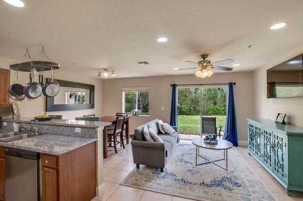 373 SE Bloxham Way in Stuart, FL - Building Photo