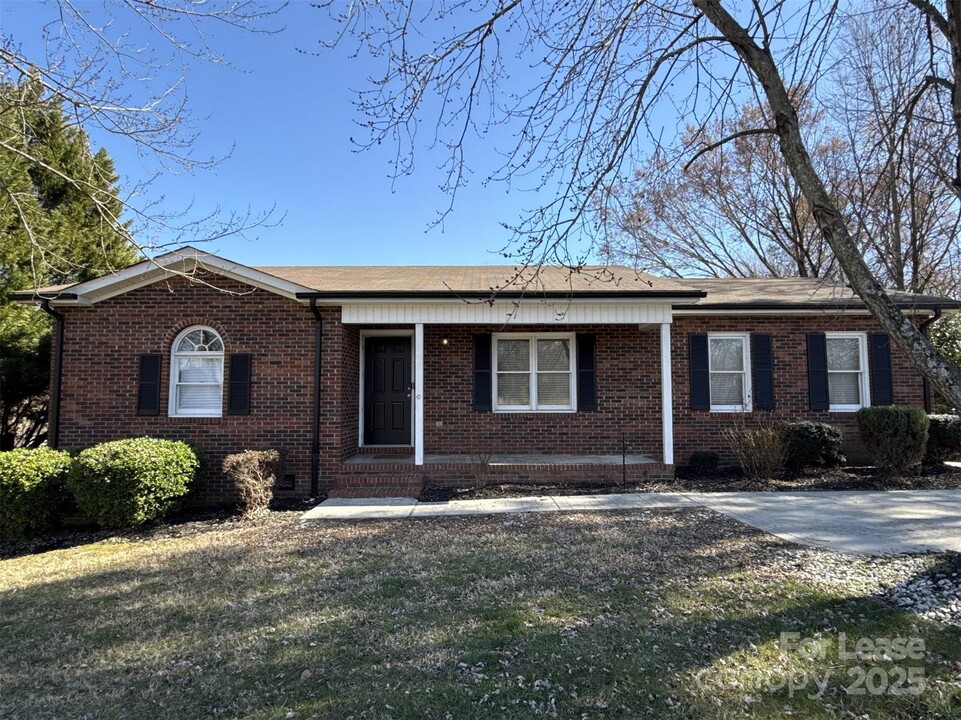 1929 Concord Lake Rd in Kannapolis, NC - Foto de edificio