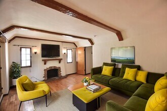 2906 Griffith Park Blvd, Unit 2906.5 in Los Angeles, CA - Building Photo - Building Photo