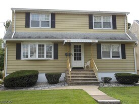 43 Calicooneck Rd in South Hackensack, NJ - Building Photo