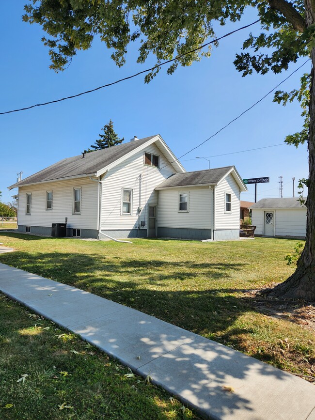 2213 N Roosevelt Ave in Burlington, IA - Building Photo - Building Photo