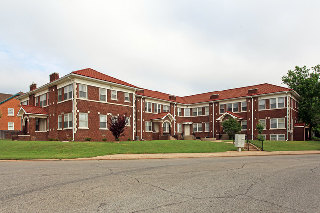 Highfill Court & East Drive Apartments in Oklahoma City, OK - Foto de edificio - Building Photo