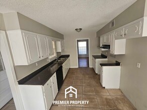 5599 Quince Rd in Memphis, TN - Foto de edificio - Building Photo