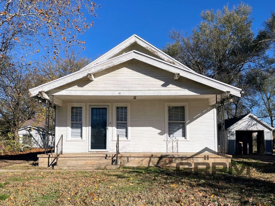 408 E F Ave in Kingman, KS - Foto de edificio