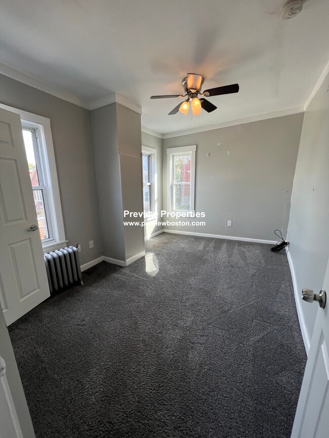 696 Broadway, Unit 1 in Everett, MA - Building Photo - Building Photo