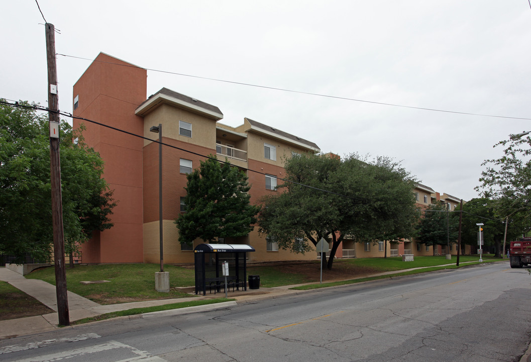 Roseland Gardens in Dallas, TX - Building Photo