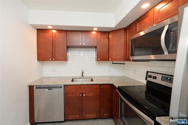 20-30-30 Ridge Rd, Unit A8 in Ridgewood, NJ - Foto de edificio - Building Photo