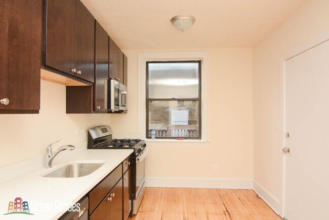 2342 N Spaulding Ave, Unit M06B in Chicago, IL - Building Photo - Building Photo