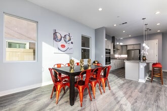 577 Daniel Freeman Cir in Inglewood, CA - Building Photo - Building Photo
