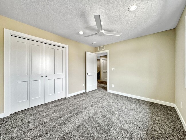 9137 Calvin Dr in West Des Moines, IA - Building Photo - Building Photo