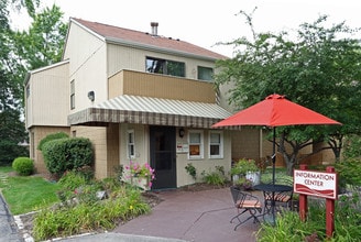 Sunset Ridge Apartments in Milwaukee, WI - Building Photo - Building Photo