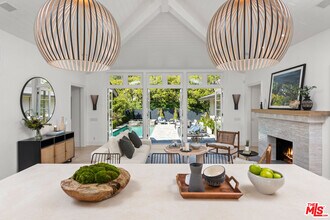 1330 N Wetherly Dr in Los Angeles, CA - Building Photo - Building Photo