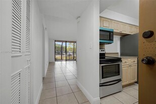 14421 N Kendall Dr in Miami, FL - Building Photo