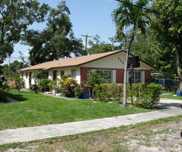 870-890 SW 28th St in Fort Lauderdale, FL - Foto de edificio - Building Photo