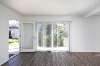 4080 Crown Point Dr in San Diego, CA - Foto de edificio - Building Photo