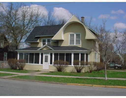 1021 Main St E in Menomonie, WI - Foto de edificio - Building Photo