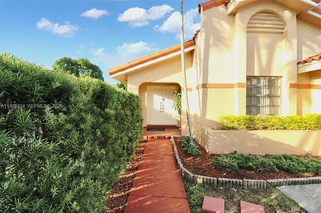 13625 SW 99th Terrace in Miami, FL - Foto de edificio - Building Photo
