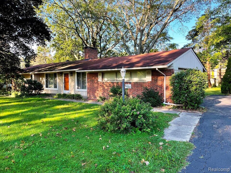 6660 W Dartmoor Rd in West Bloomfield, MI - Building Photo