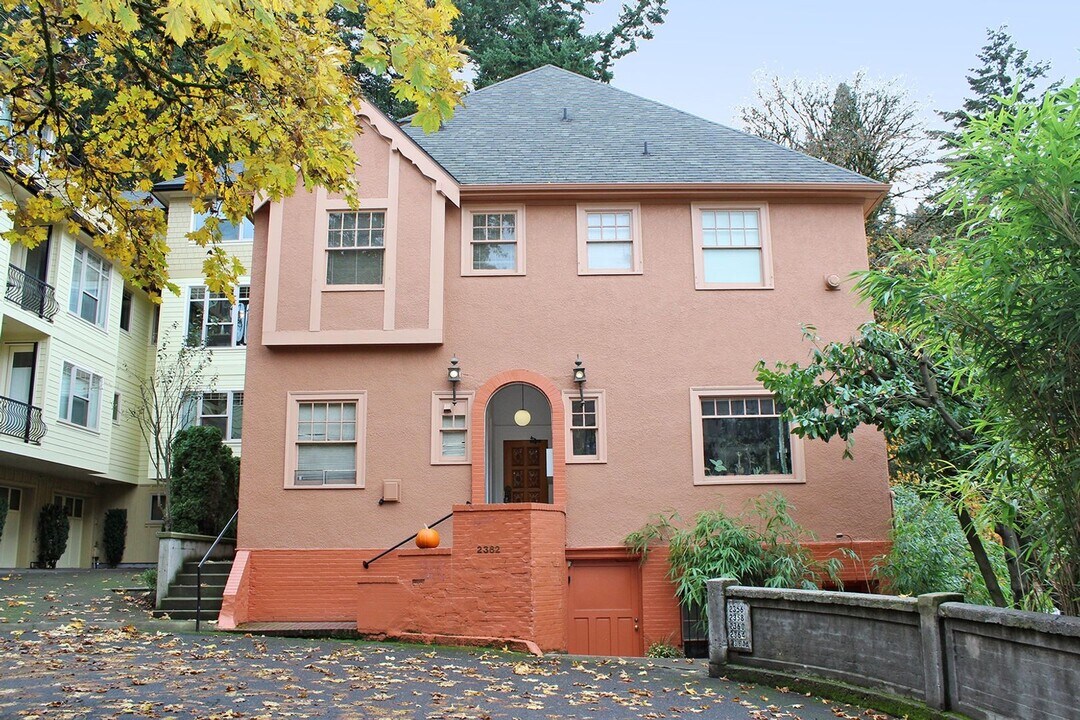 2354-2362-2362 SW Cactus Dr in Portland, OR - Building Photo