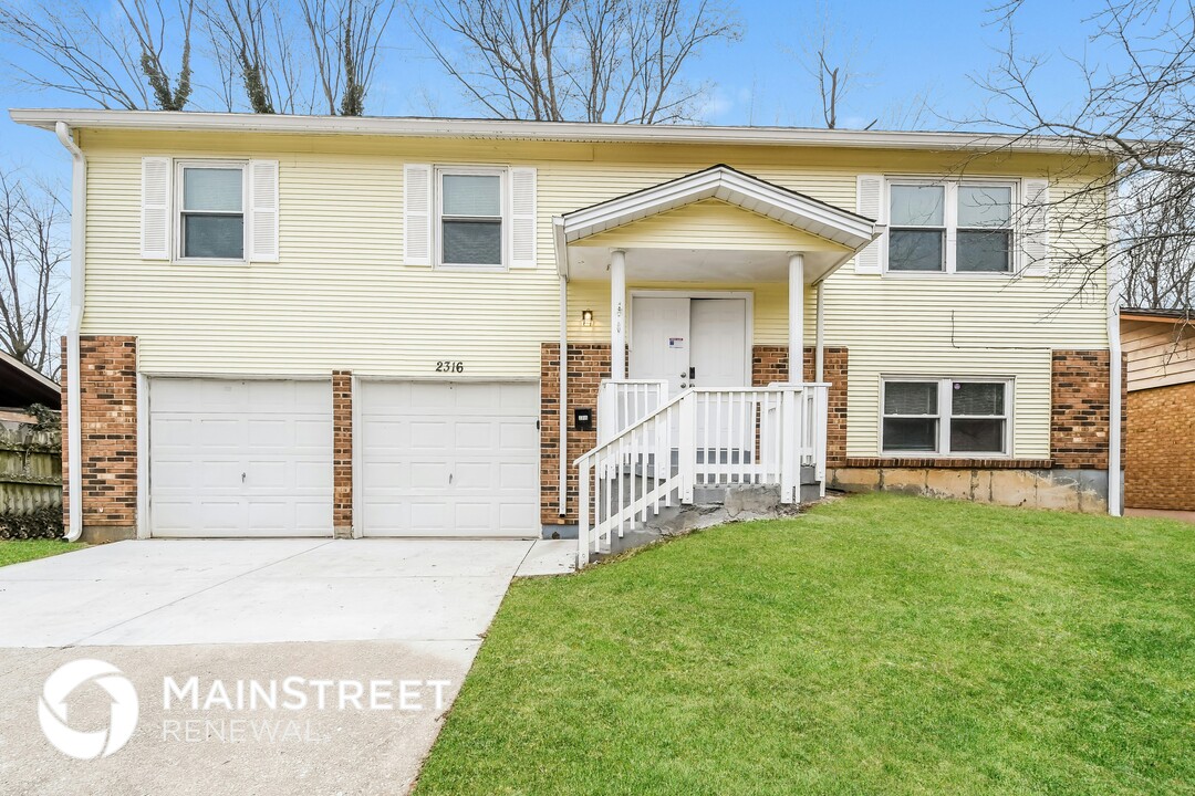 2316 Kingsford Dr in Florissant, MO - Foto de edificio