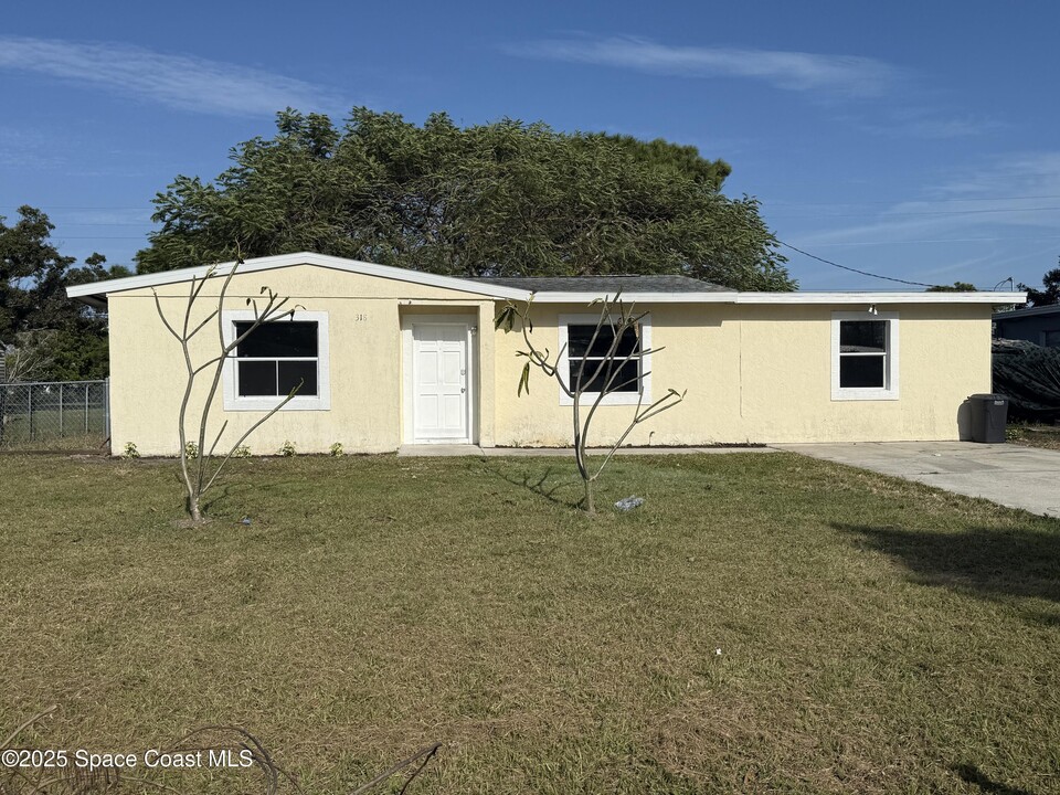 318 Vesta Cir in Melbourne, FL - Building Photo