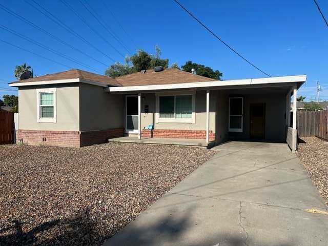 215 Hemlock Ave in Manteca, CA - Foto de edificio