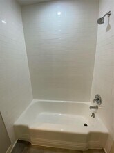 104 Peach St in Tomball, TX - Foto de edificio - Building Photo