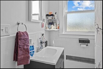 68 Wood St in Warren, RI - Building Photo - Building Photo