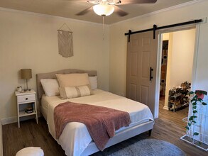 1808 Dewrell Sq in Pensacola, FL - Foto de edificio - Building Photo