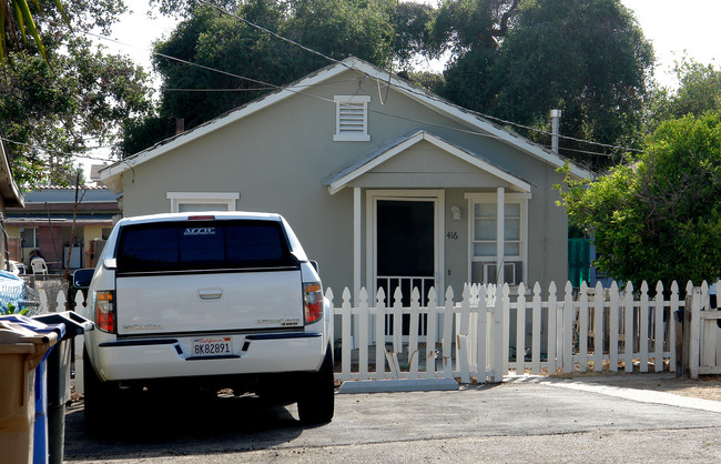 416 N Oak St in Santa Paula, CA - Foto de edificio - Building Photo