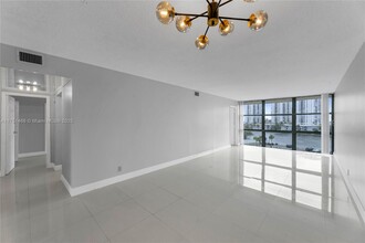 1000 Parkview Dr in Hallandale Beach, FL - Building Photo - Building Photo