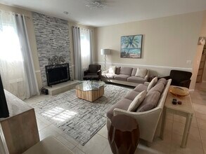 1086 Hoover Cir in Nokomis, FL - Building Photo - Building Photo