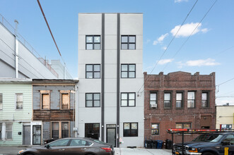 710 E 215th St in Bronx, NY - Building Photo - Building Photo