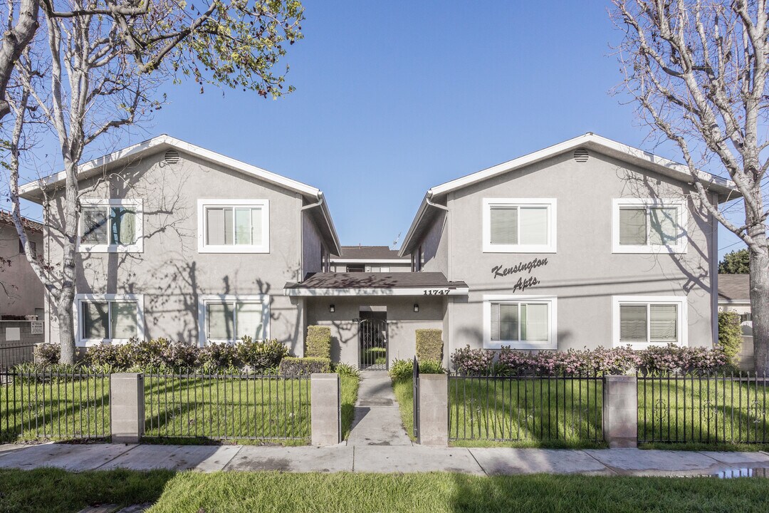 11747 Coldbrook Ave in Downey, CA - Foto de edificio