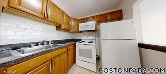 384 Sunderland Rd in Worcester, MA - Building Photo