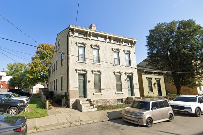 property at 220 W 6th St