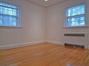 37 Wyman St, Unit #2 in Waban, MA - Foto de edificio - Building Photo