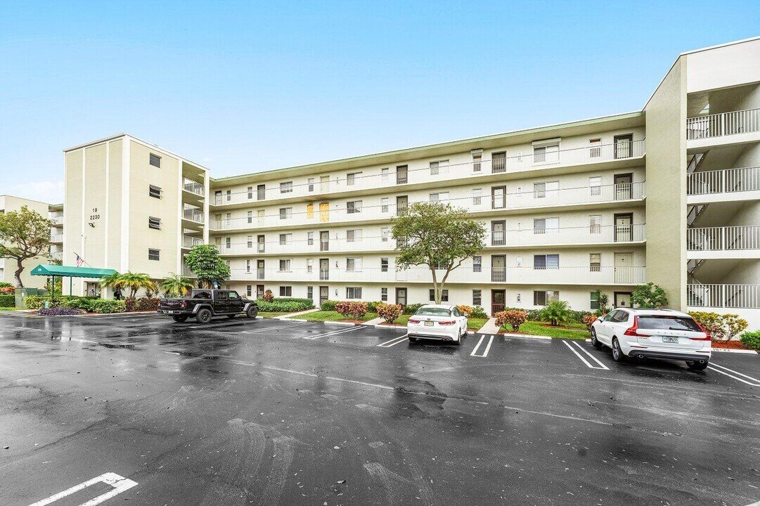2230 N Cypress Bend Dr in Pompano Beach, FL - Building Photo
